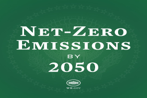 Ein grüner Hintergrund mit der fettgedruckten weißen Schrift "net-zero emissions by 2050"