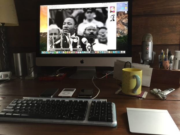 Ein Tisch mit elektronischen Geräten und einem Desktop-Computer, der ein Video abspielt.