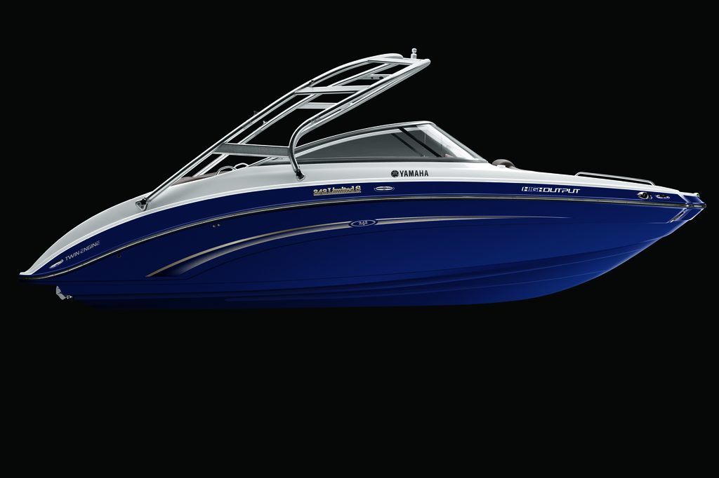 Ein Schiff schwimmt auf ruhigem Wasser.