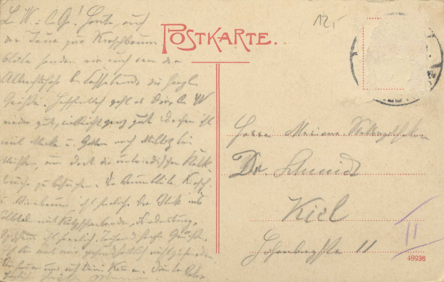 Alte Postkarte mit einem roten deutschen Stempel und handgeschriebenem Text, wahrscheinlich ein Regierungsbrief.