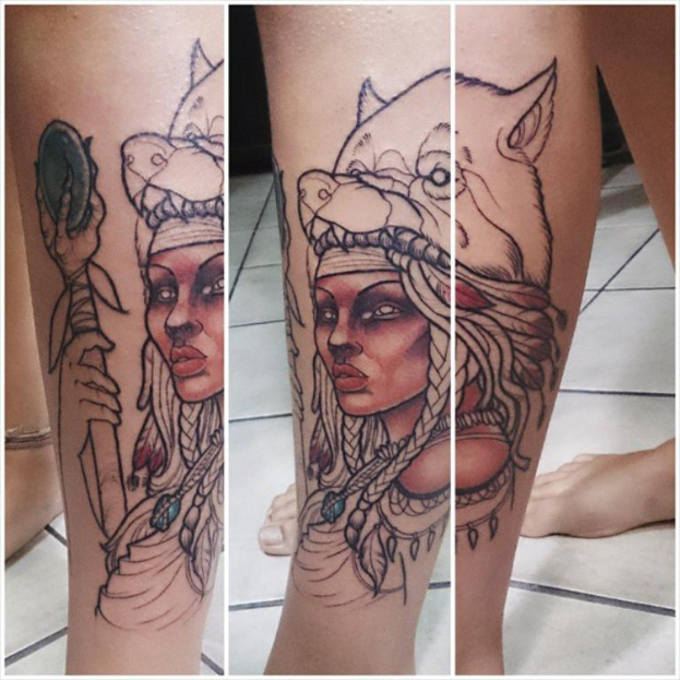 Ein Collage mit einem Nahaufnahme eines Menschenbeins mit einem sichtbaren Tattoo.