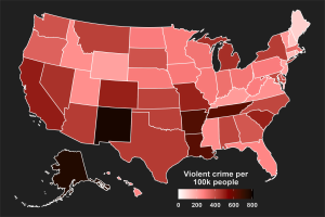 Eine USA-Karte, die die Gewaltverbrechen pro 100.000 Einwohner pro Staat anzeigt, wobei dunklere Farben eine höhere Kriminalitätssevere anzeigen und zusätzliche Datendetails unten angezeigt werden.