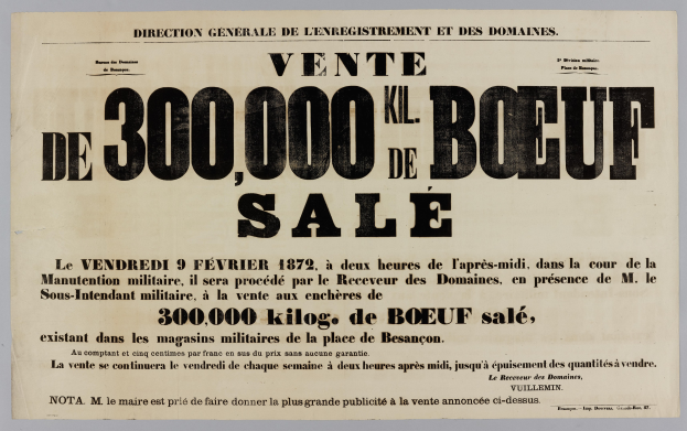 Alte Werbetafel für einen Rindfleischverkauf mit der Aufschrift "Vente de 300,000 Kil Kil de Boeuf Sale" an einer Wand befestigt.
