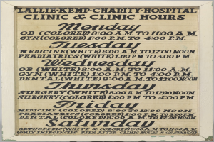 Plakat mit dem Text "Lallie Kemp Charity Hospital Clinic & Clinic Hours", das Klinikdienste und Öffnungszeiten bewirbt.