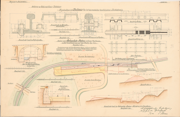 Ein altes Buch mit einer detaillierten Zeichnung einer Eisenbahnstrecke, umgeben von Text und anderen Illustrationen, die einen Überblick über ein Eisenbahnnetz bieten.