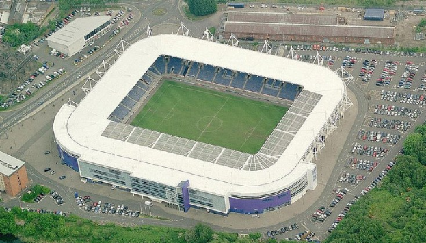 Luftbild eines Fußballstadions in einer Stadt, umgeben von Gebäuden, Bäumen und Straßen mit Fahrzeugen, Heimstadion von Tottenham Hotspur Football Club.
