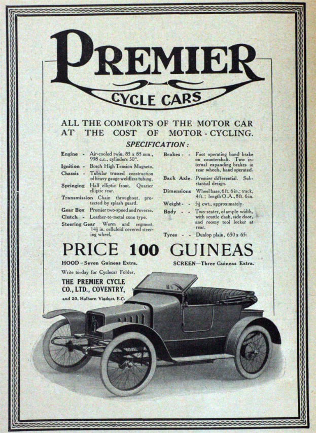 Ein glänzender schwarzer Oldtimer mit einer schlanken, aerodynamischen Form ist in der Mitte eines Plakats mit der Schrift "Premier Cycle Cars" in fetter, weißer Schrift zu sehen.