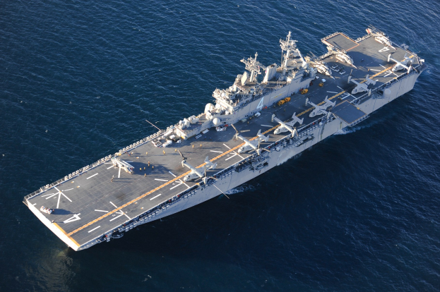Das Flugzeugträger USS George H. W. Bush CVN-68 ist im Arabischen Meer zu sehen, umgeben von der endlosen See.