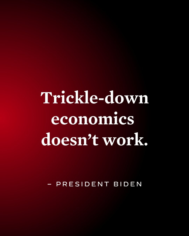 Plakat mit fettem schwarzem Text "Trickle-Down Economics Doesn't Work" auf weißem Hintergrund, eingerahmt von einem schmalen schwarzen Rand, begleitet von einem Zitat von Präsident Biden.