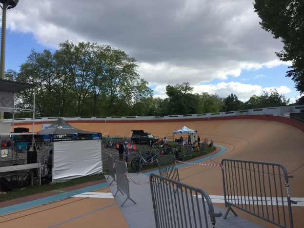 Gruppe von Radfahrern, die auf einem Schotterweg fahren, bei den UCI BMX-Weltmeisterschaften 2018