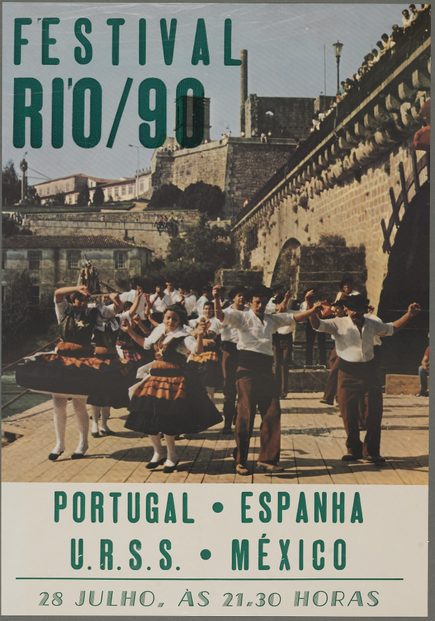 Festival Rio/90-Poster mit einer Gruppe tanzender Menschen im Vordergrund und Gebäuden, Bäumen und einem klaren blauen Himmel im Hintergrund sowie Text unten.