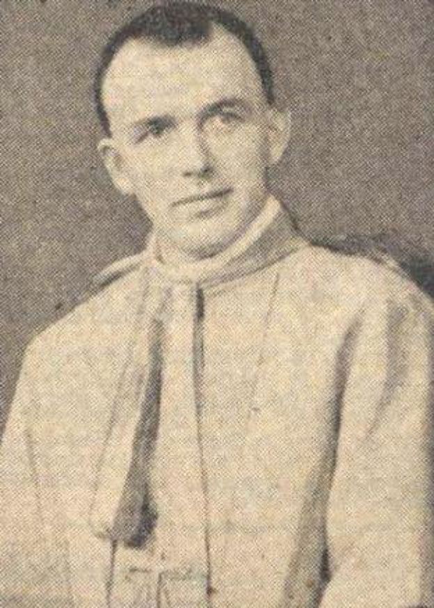 Ein Schwarz-Weiß-Foto eines Mannes in Priesterroben, der als erster Bischof der katholischen Kirche gilt, trägt eine weiße Robe mit schwarzem Kragen und Manschetten, einen schwarzen Hut mit einer weißen Feder und einen ernsten Gesichtsausdruck.