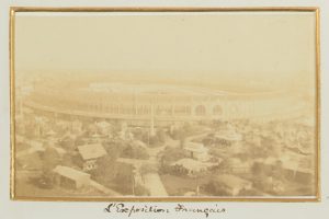 Altes Schwarz-Weiß-Foto eines Stadions in einer städtischen Umgebung mit umliegenden Gebäuden, Bäumen und Strommasten; Text erscheint unten.