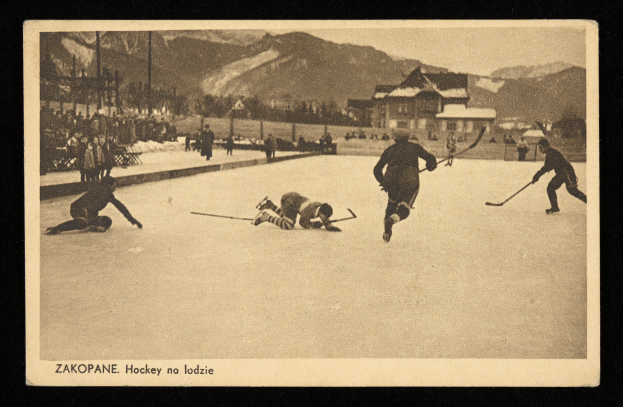 Ein altes Schwarz-Weiß-Foto von Menschen, die Hockey auf einem Eisplatz spielen, umgeben von Gebäuden, Bäumen, Pfählen und Bergen im Hintergrund, mit Text unten.
