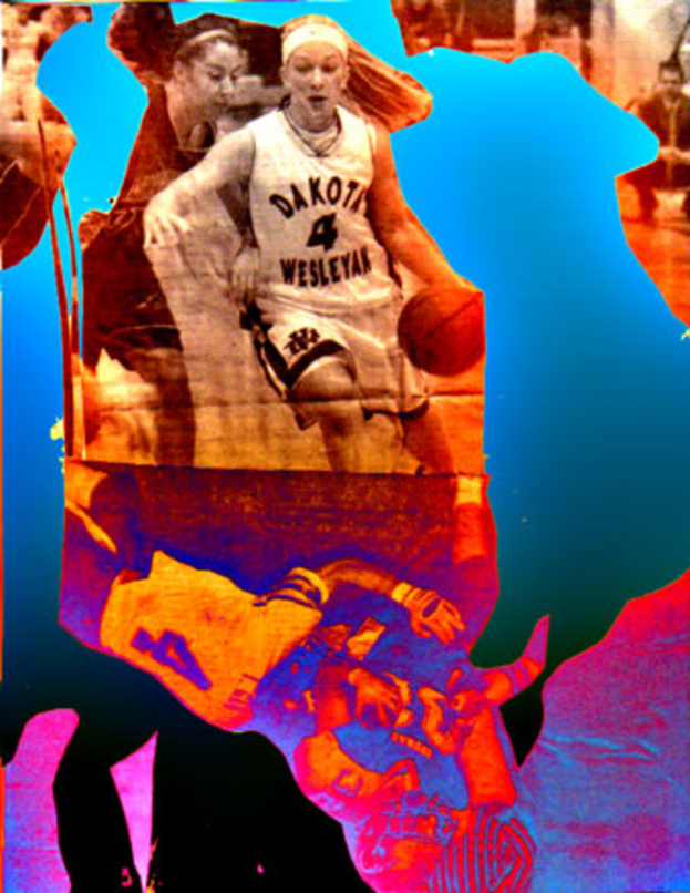 Eine Person hält ein Basketball in der Mitte des Bildes.