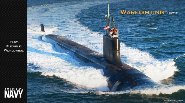 Marine-U-Boot mit "Warfighting First"-Text, Menschen darauf stehend und eine Flagge oben, im Ozean mit Text auf der linken Seite.