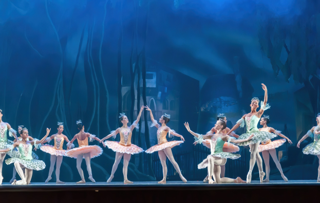 "Theater of Estrada Song" des Zentrums für Ästhetische Erziehung von Kindern der Region Nizhny Novgorod wird vor Beginn der "Nussknacker"-Vorstellung im Nizhny Novgorod TYUZ am 1. Juni auftreten