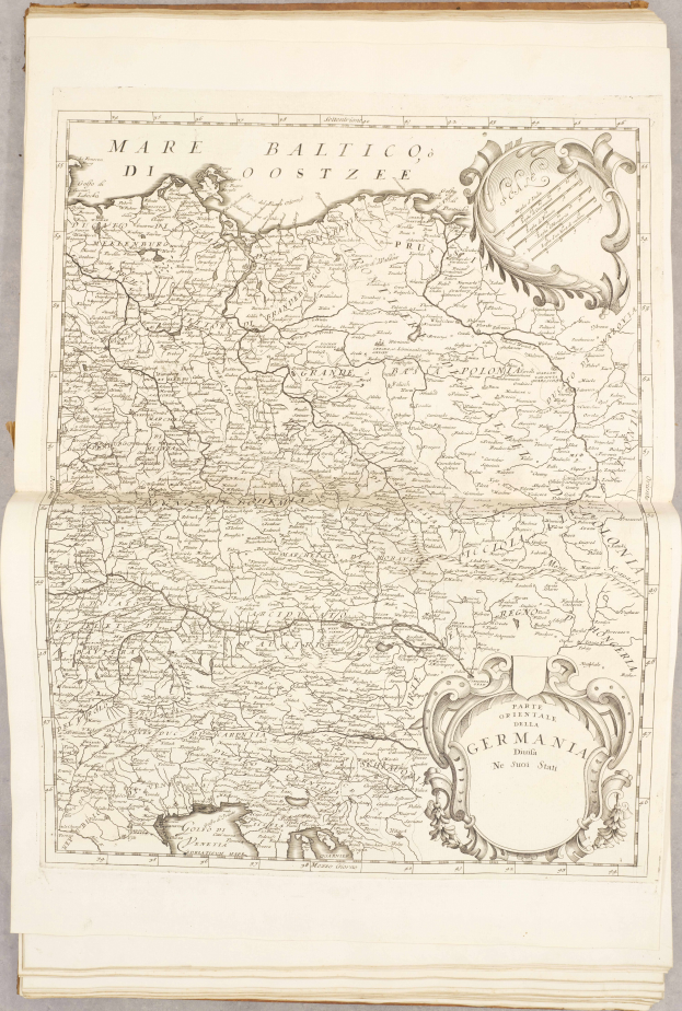 Ein altes Buch mit einer detaillierten Deutschlandkarte und begleitendem Text