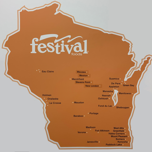 Ein lebendiger Plakat mit einer Wisconsin-Karte voller verschiedener Früchte, Gemüse und Snacks, mit "Festival Foods" darauf gedruckt.