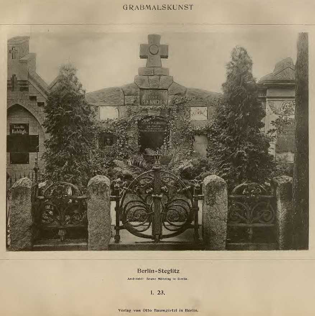 Altes Schwarz-Weiß-Foto eines Friedhofs in Berlin, Deutschland, mit einem Tor, einer Mauer, Bäumen und einem Gebäude im Hintergrund mit Text unten: "Grammalskunst, Berlin-Steglitz, Architekt, Bruue Morning in Berlin".