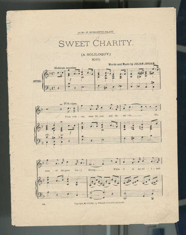 Notenblatt für "Sweet Charity" mit Noten und Musiksymbolen auf altem Papier, auf einer Glasfläche präsentiert.