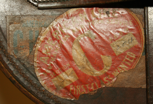 Ein Close-up eines braunen Ledersattels mit einem roten und weißen Etikett.