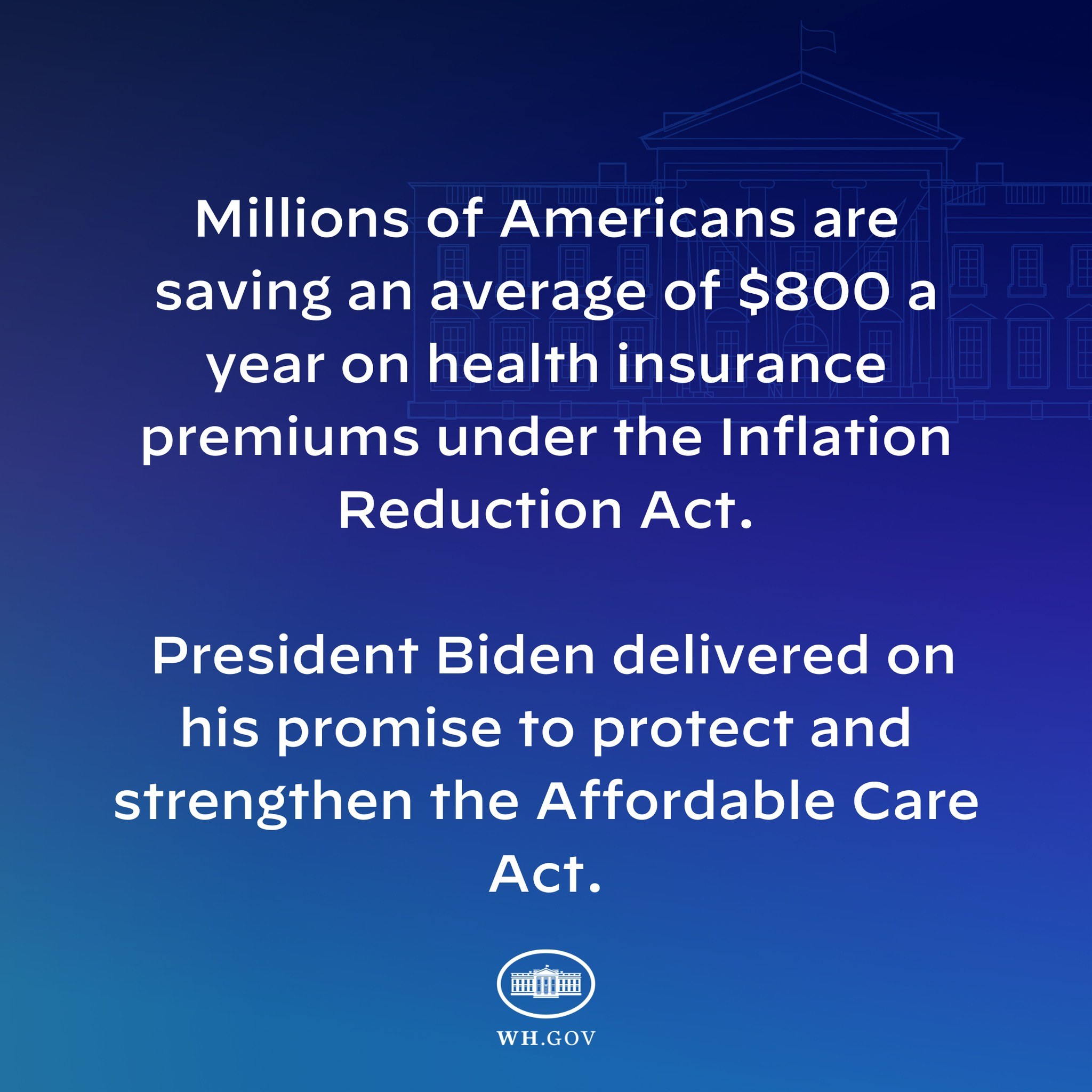 Blauer Hintergrund mit weißer Schrift, die besagt "Millionen von Amerikanern sparen durchschnittlich 800 USD im Jahr bei den Gesundheitsversicherungsprämien thanks to the Inflation Reduction Act" und ein Logo in der Mitte.