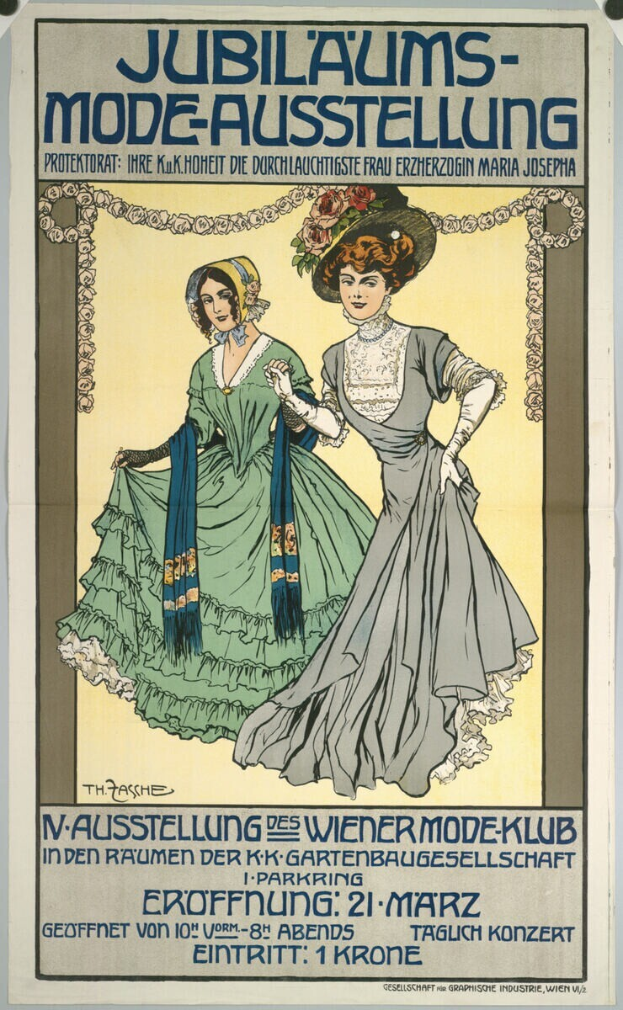 Ein Plakat, das eine Fashion Show mit zwei Frauen in Kleidern ankündigt, eines lang und fließend, das andere mit einem hohen Kragen und langen Ärmeln, beide mit einem Dutt, vor einem hellblauen Hintergrund mit schwarzer, fetter Schrift.