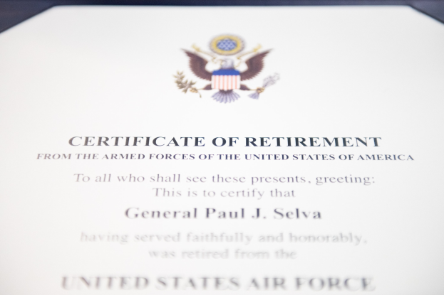Rahmenurkunde zur Verabschiedung von der United States Air Force mit blauem Rand, schwarzem Text und einem zentralen Schild-Logo mit einem Stern, Lorbeerkranz und einer 'Verabschiedung'-Bannerschrift.