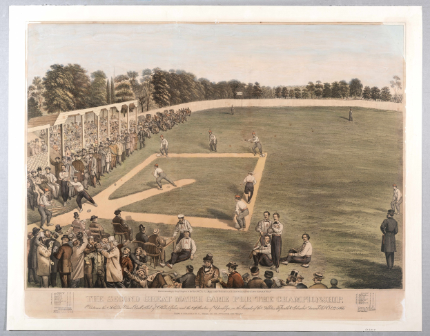 Gruppe von Menschen, die Cricket auf einem grasbewachsenen Feld mit Bäumen im Hintergrund und einem klaren blauen Himmel spielen, Text unten lautet "Das zweite große Match-Spiel um die Meisterschaft".