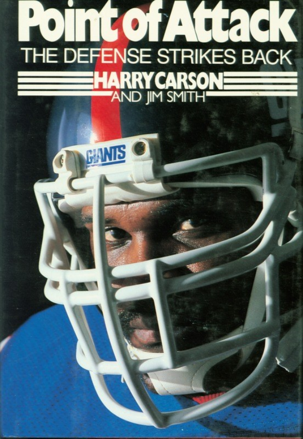 Buchumschlag mit einer Person in einem Football-Helm mit entschlossener Miene, betitelt "Point of Attack: The Defense Strikes Back" von Harry Carson und Jim Smith.