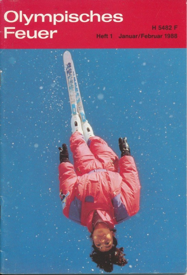 Buchumschlag mit einem Skifahrer in der Luft mit dem Text "Olympische Spiele Feuer - Heft 1 - Januar/Februar 1988", der einen entschlossenen Gesichtsausdruck hat und eine Skiausrüstung trägt.