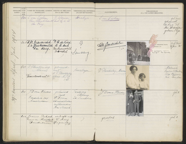 Offenes Buch zeigt ein Schwarz-Weiß-Familienfoto zwischen Textseiten und anderen Bildern.