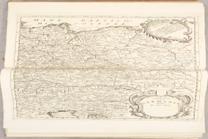 Ein altes Buch mit einer detaillierten Karte von Deutschland, das verschiedene Regionen zeigt und begleitenden Text enthält.