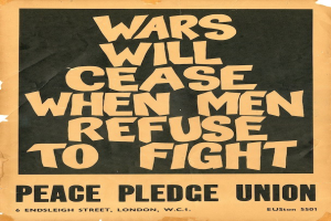 Plakat mit schwarzer Schrift auf weißem Hintergrund, das den Satz 'Kriege werden aufhören, wenn Männer sich weigern zu kämpfen' zeigt und für Frieden und anti-kriegerische Aktionen wirbt.