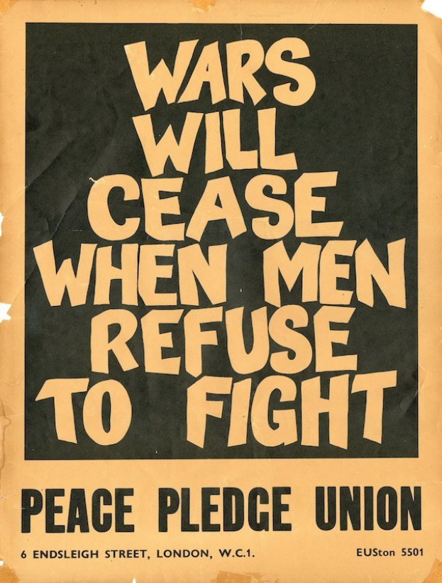 Plakat mit schwarzer Schrift auf weißem Hintergrund, das den Satz 'Kriege werden aufhören, wenn Männer sich weigern zu kämpfen' zeigt und für Frieden und anti-kriegerische Aktionen wirbt.